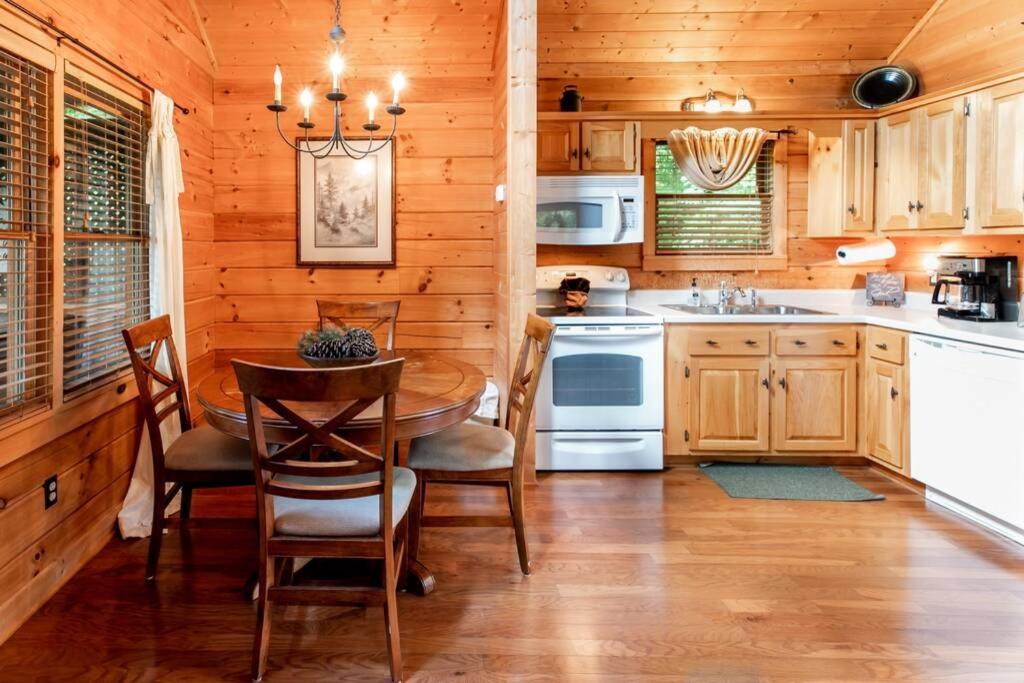 Nice View Fireplace, Hot Tub, Porch Bed, Private Севьервилл Экстерьер фото